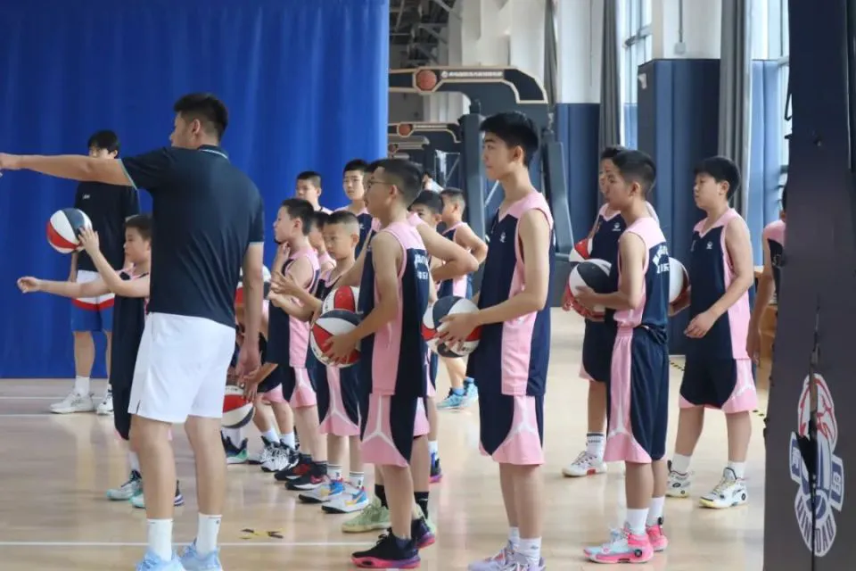 大学生篮球社团如何引入智能情感技术_0